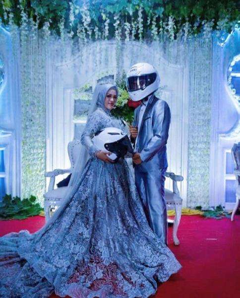 7 benda nyeleneh dibawa saat hadiri acara pernikahan ini bikin ngakak.