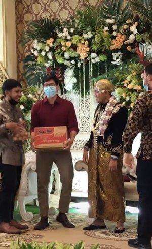7 benda nyeleneh dibawa saat hadiri acara pernikahan ini bikin ngakak.