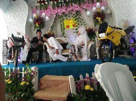 7 benda nyeleneh dibawa saat hadiri acara pernikahan ini bikin ngakak.