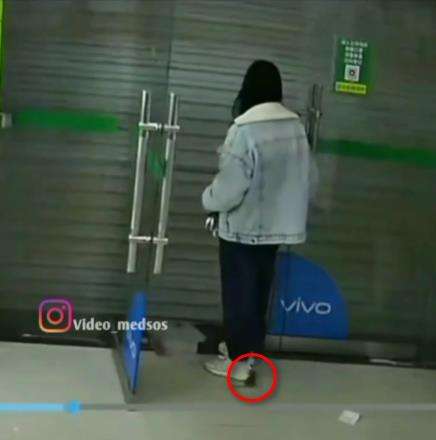 Tikus nggak ada akhlak ikut keluar dari toko dan sembunyi di tubuh wanita ini.