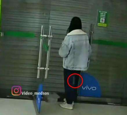 Tikus nggak ada akhlak ikut keluar dari toko dan sembunyi di tubuh wanita ini.