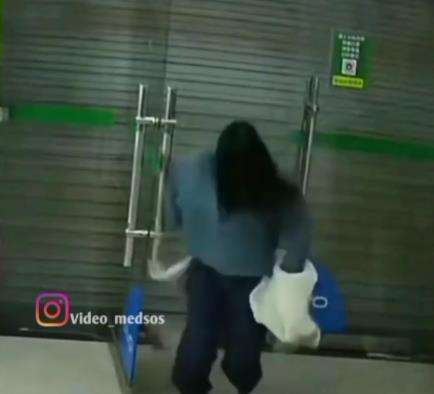 Tikus nggak ada akhlak ikut keluar dari toko dan sembunyi di tubuh wanita ini.