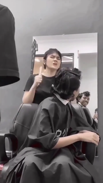 Pelanggan Salon Membuat Pegawainya Kesal