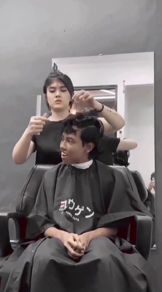 Pelanggan Salon Membuat Pegawainya Kesal