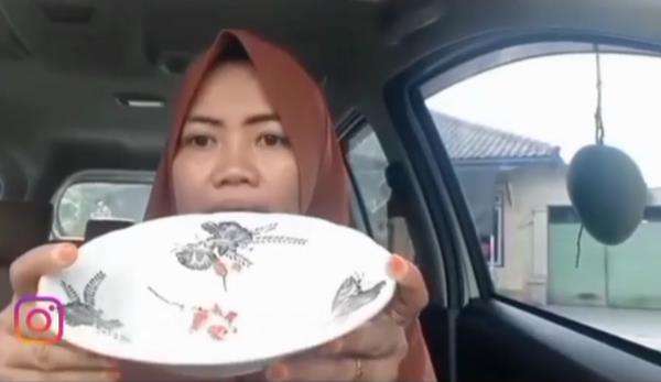 Emak-emak ini kasih tutorial kocak makan mangga yang bukan miliknya.