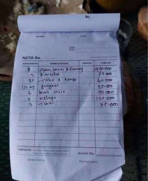 Struk tagihan makan di warung dekat tempat wisata.