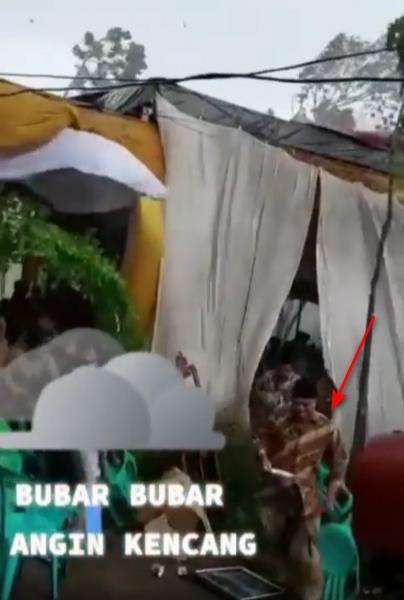 Salfok sama bapak-bapak yang sempat lari sambil bawa piring.