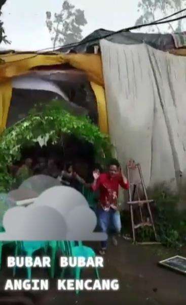 Pesta pernikahan auto bubar saat hujan disertai angin kencang menerjang.