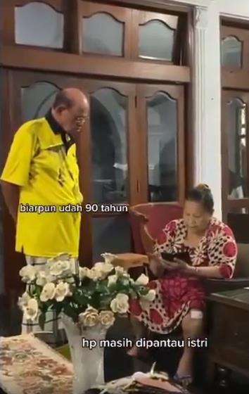 Biar umur 90 tahun, HP masih dipantau istri.