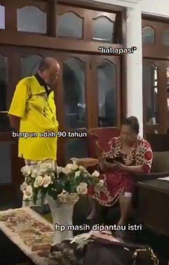 Biar umur 90 tahun, HP masih dipantau istri.