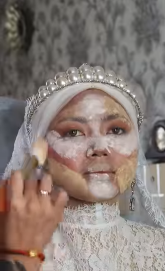 Mengaplikasikan Bedak
