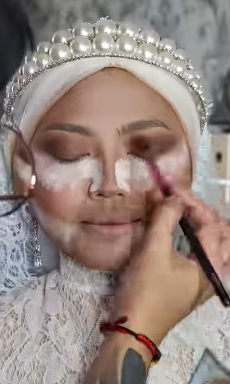 Mengaplikasikan Eyeshadow