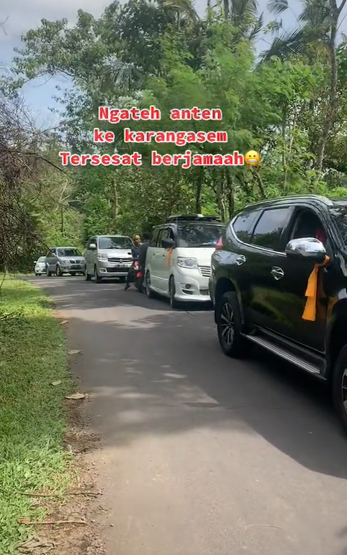 Rombongan Pengantin Tersesat di Jalan