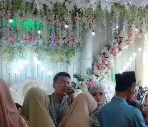 Pernikahan tersebut terlihat berjalan normal.