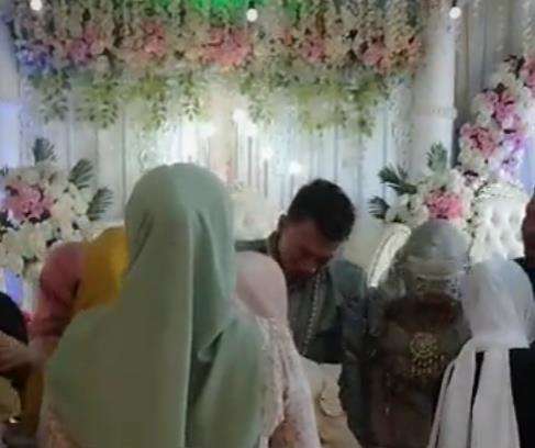 Pernikahan tersebut terlihat berjalan normal.