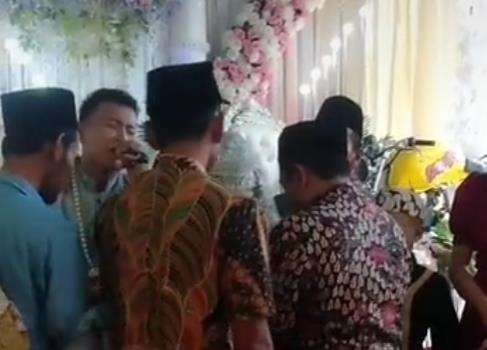 Pernikahan tersebut terlihat berjalan normal.