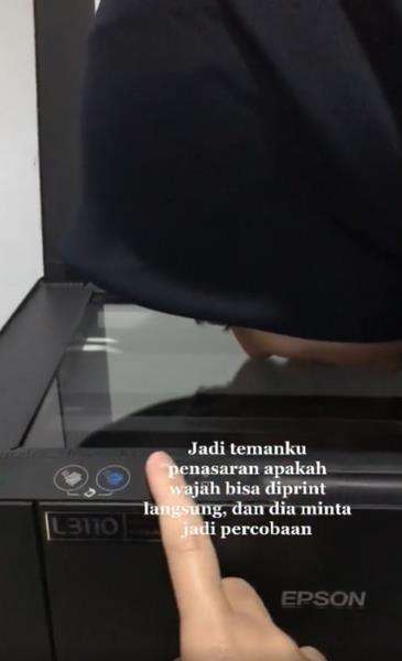 Cewek cantik penasaran ingin fotokopi wajahnya, hasilnya tak terduga.