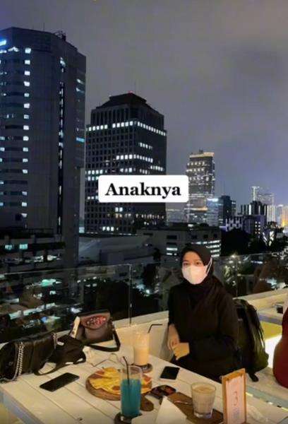 Pamer gaya hidup hedon tapi tinggal di rumah reyot.