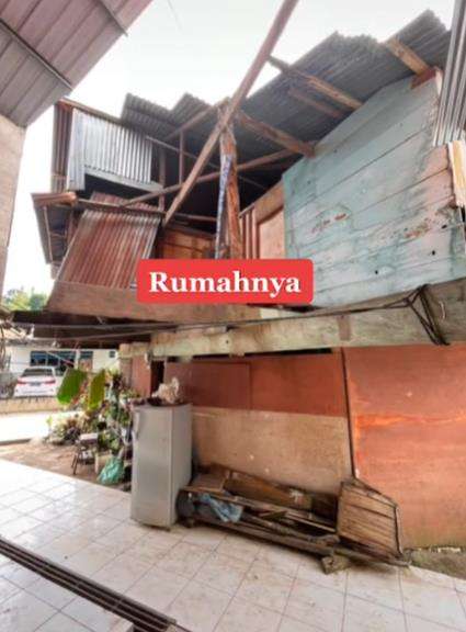 Pamer gaya hidup hedon tapi tinggal di rumah reyot.