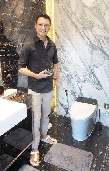 Sanitary mewah di rumah Titi Kamal dan Christian Sugiono.