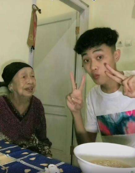 Asyik makan mie, pemuda ini kaget dan hilang nafsu makan dengar celetukan nenek.