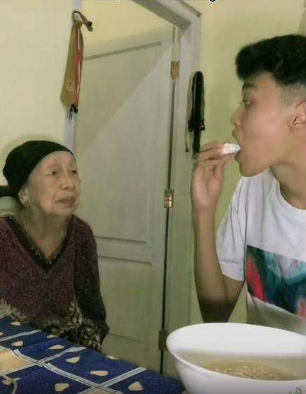Asyik makan mie, pemuda ini kaget dan hilang nafsu makan dengar celetukan nenek.