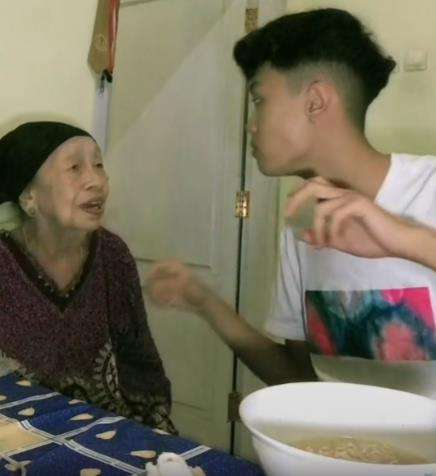 Asyik makan mie, pemuda ini kaget dan hilang nafsu makan dengar celetukan nenek.
