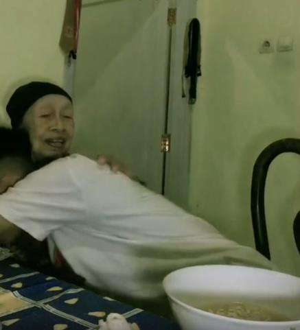 Asyik makan mie, pemuda ini kaget dan hilang nafsu makan dengar celetukan nenek.