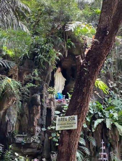 Penampakan Gua Maria Padang Bulan di Lampung.
