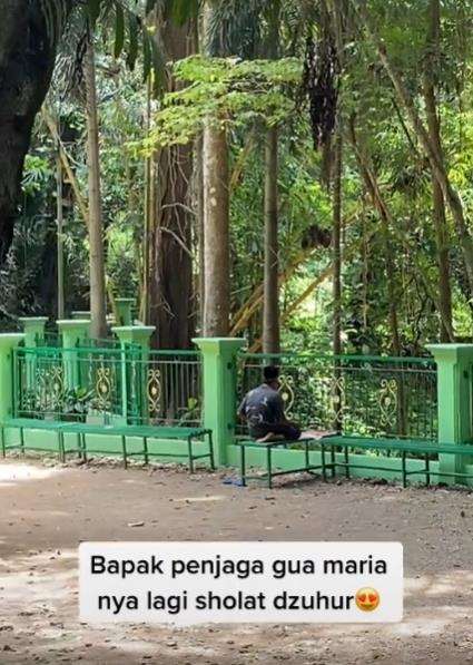 Bapak penjaga Gua Maria Padang Bulan tampak sedang sholat.