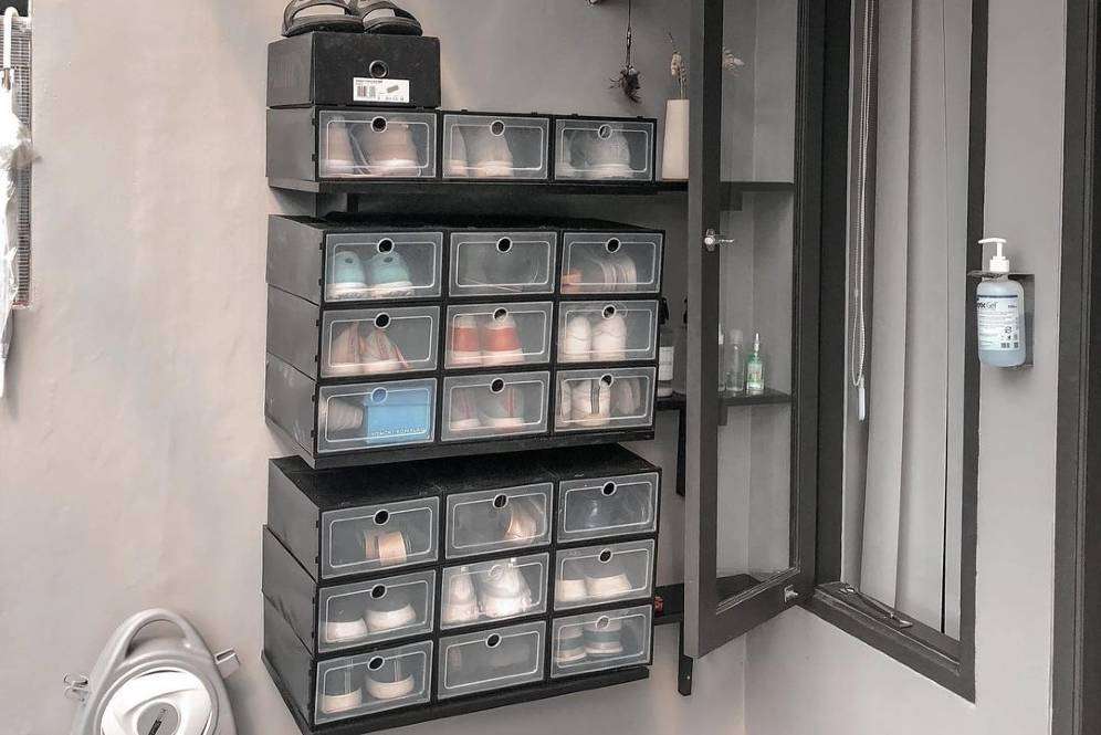 Rak sepatu floating