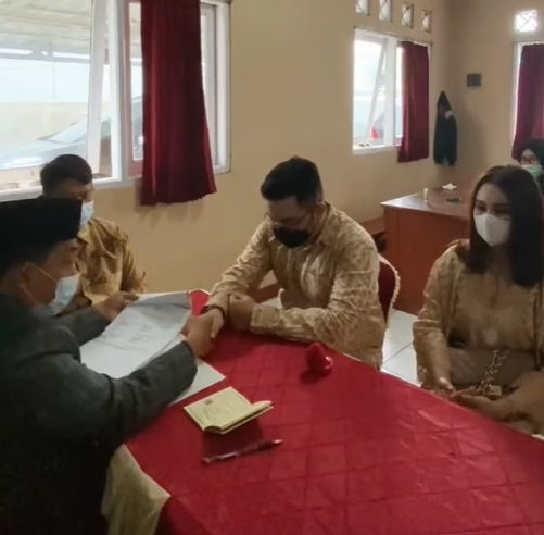 Pasangan Menikah di KUA