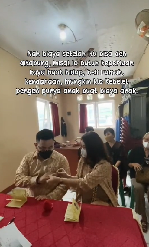 Pasangan Menikah di KUA