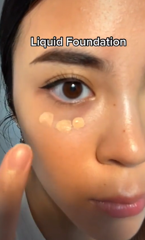 Menggunakan Liquid Foundation