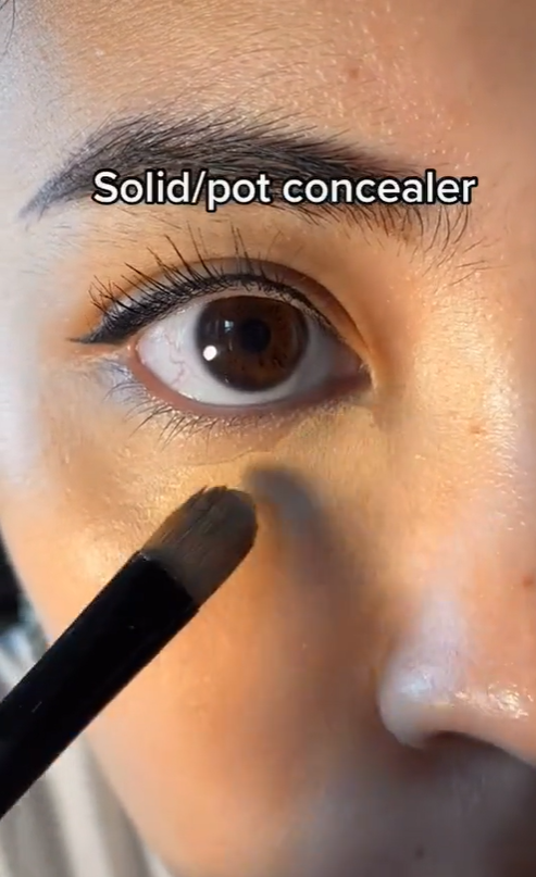 Menggunakan Concealer