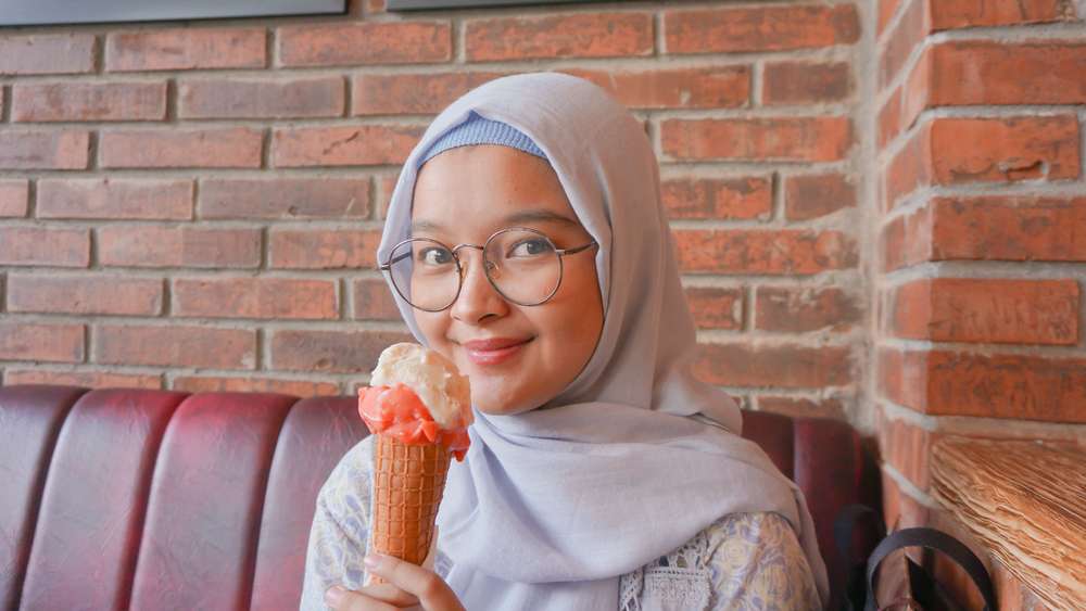 Makan Es Krim