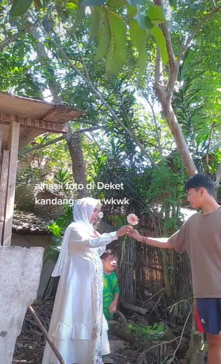 TikTokers Lakukan Maternity Shoot di Dekat Kandang Ayam