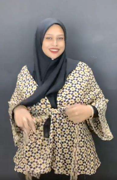 Sekarang Aysha bisa pakai baju favoritnya.