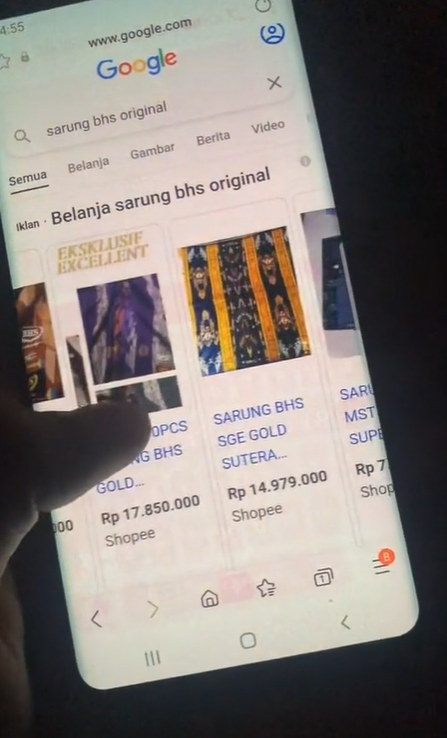 Pria Mengenakan Sarung Saat ke Mal