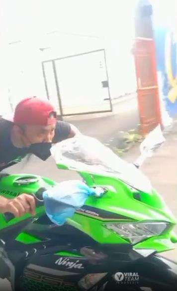 The 'real' sepeda motor Ninja.