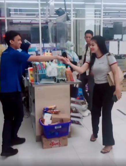 Iseng goda kasir minimarket, gadis ini kena mental sendiri.