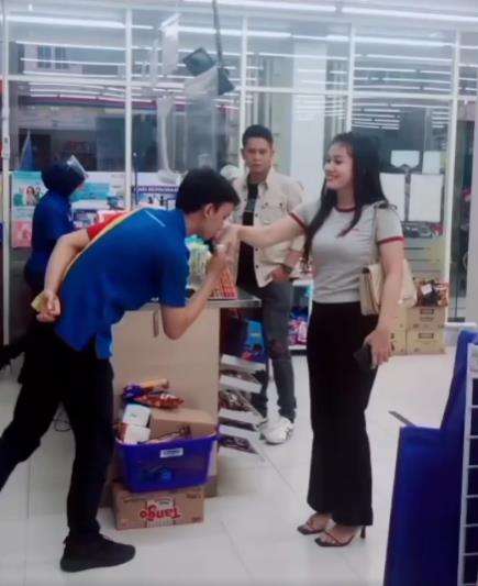 Iseng goda kasir minimarket, gadis ini kena mental sendiri.
