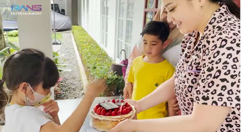 Rafathar kasih kue ultah buat Gempi Rafathar kasih kue ultah buat Gempi