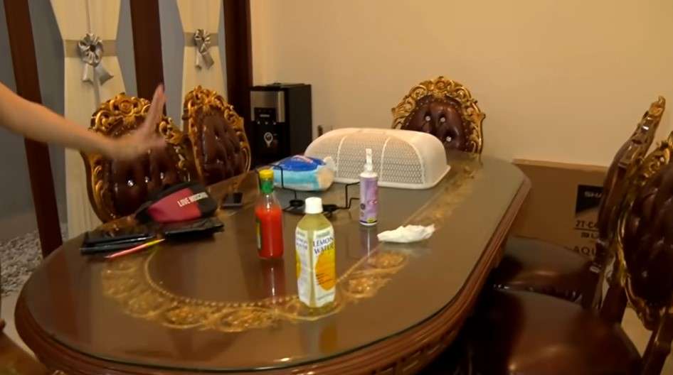 Meja Makan Lucinta Luna