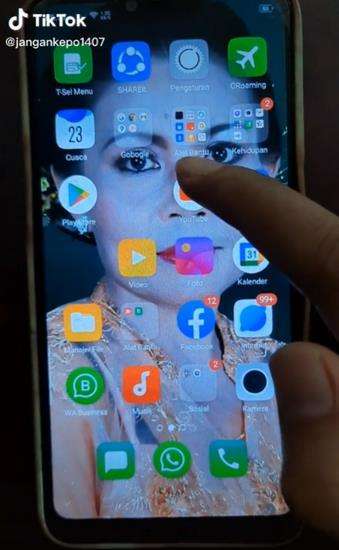 Gadis syok lihat riwayat pencarian video YouTube di ponsel ibunya.