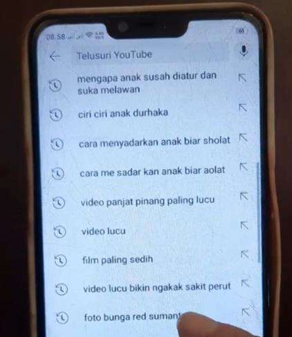 Gadis syok lihat riwayat pencarian video YouTube di ponsel ibunya.
