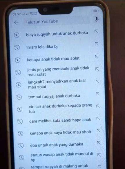 Gadis syok lihat riwayat pencarian video YouTube di ponsel ibunya.