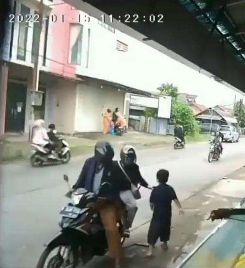 Momen kocak suami bonceng istri malah ketinggalan.