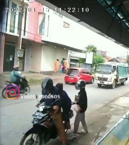 Momen kocak suami bonceng istri malah ketinggalan.