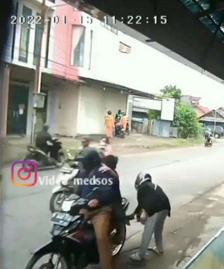 Momen kocak suami bonceng istri malah ketinggalan.